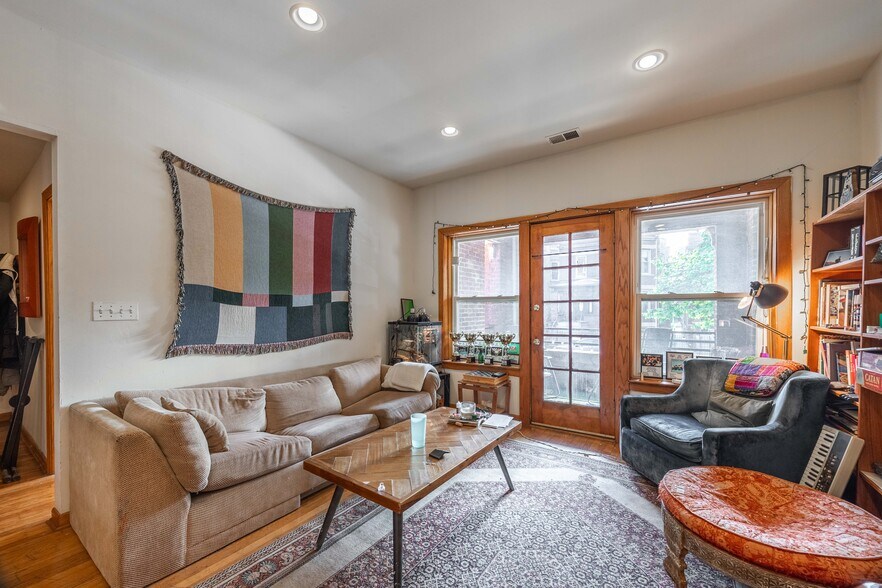Building Photo - 2714 N Kimball Ave