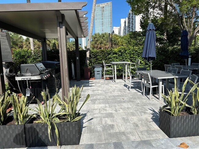 Building Photo - 17050 N Bay Rd