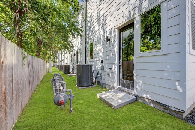 Building Photo - 3 Bedroom Home in the Galleria