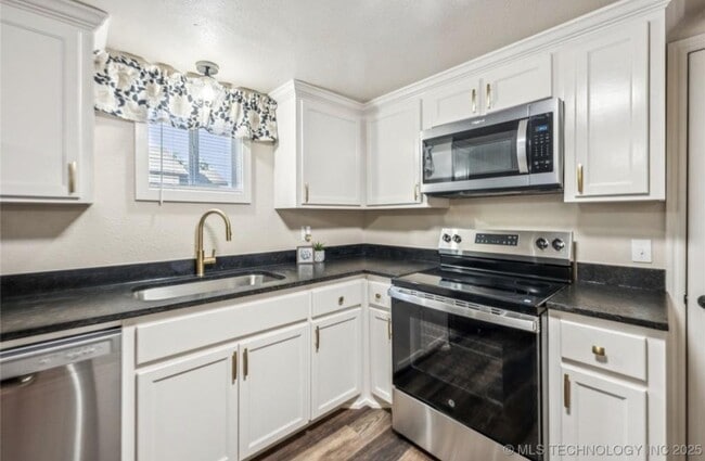 Building Photo - 306 Short St