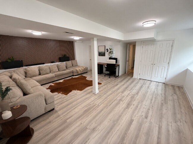 Building Photo - 6811 Sawmill Cir