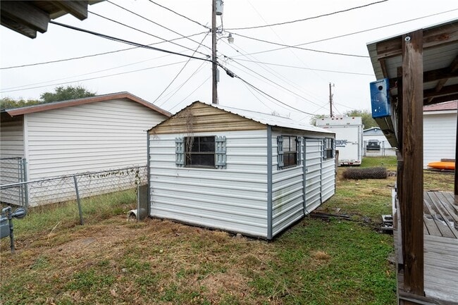 Building Photo - 706 Pennington Dr