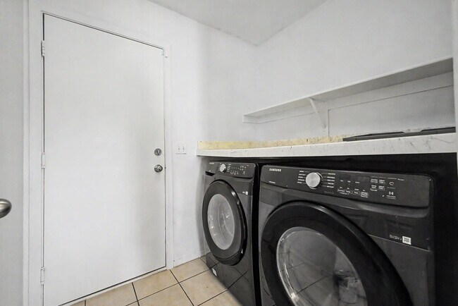 Building Photo - 559 W Viola St