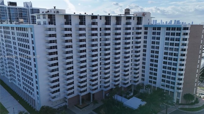 Building Photo - 2899 Collins Ave