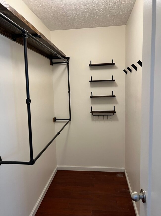 Building Photo - Three bedroom with bonus room and fence!