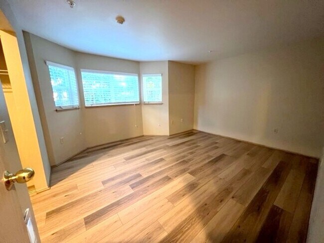 Building Photo - 2bd/2ba Woodinville Condo