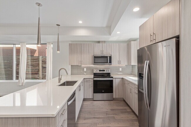 Building Photo - Beautiful Sloans lake Two Bed / Two and a ...