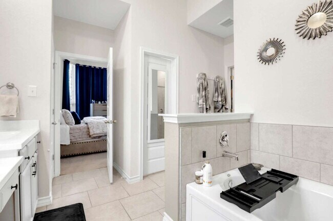 Building Photo - "Spacious 4-Bedroom Haven with 3 Full Baths in San Antonio's Charming Davis Ranch!"