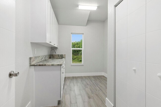 Building Photo - 1351 SW Don Ct