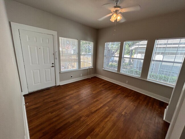 Building Photo - MOVE IN SPECIAL! One Bedroom One Bathroom ...