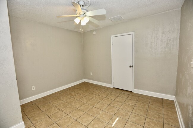 Building Photo - Cozy Cottage By The Sea!  3/2 Available 11...