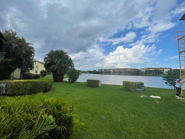 Building Photo - 2 Bedroom Condo in Winding Lake - Sunrise ...