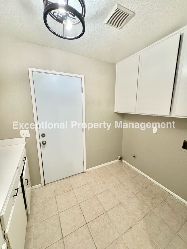 Building Photo - Great 4 bed 3 bath home in Fontana