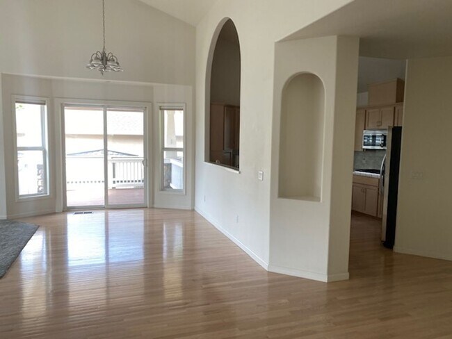 Building Photo - NEW TO MARKET, 3 BEDROOM EAST MEDFORD HOME
