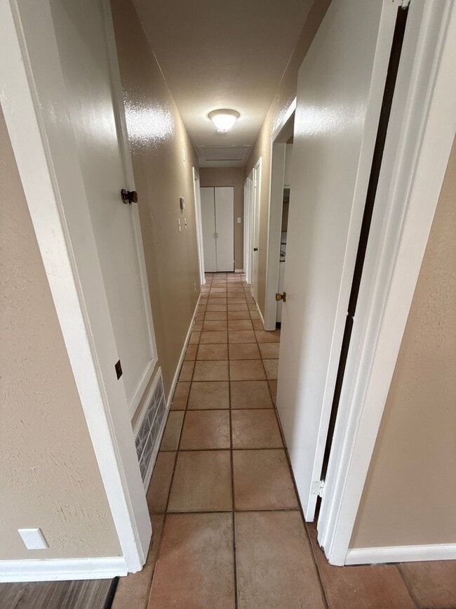 Building Photo - Country and City Side Home