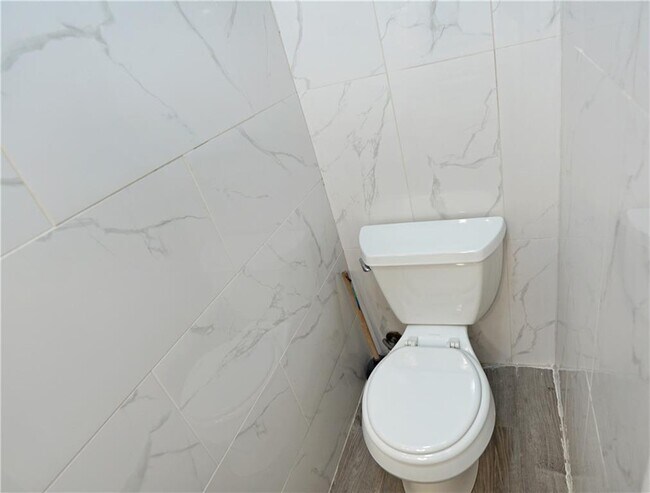 Building Photo - 291 Country Club Dr