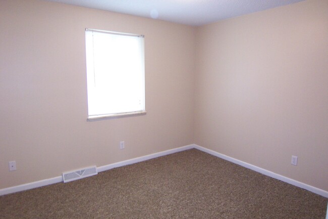 Bedroom 2, 2nd floor - 4670 Baylor Ct