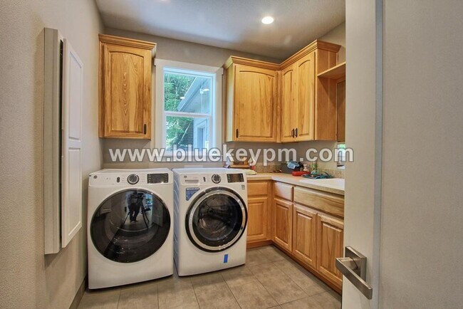 Building Photo - 3 Bed, 2.5 Baths Luxury Home Located Near ...