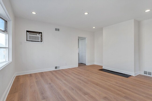 Building Photo - Updated 2 Bed, 1.5 Bath Home in Bloomfield...