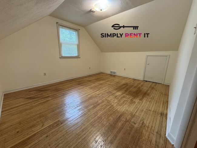 Building Photo - 4 Bedroom Near Campus with Hardwood Floors!