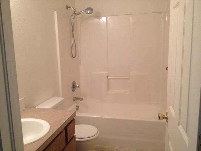 Building Photo - Three Bedroom Duplex in Greeley