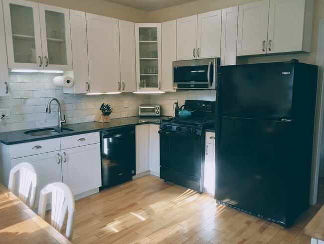 Building Photo - 28 Robbins St