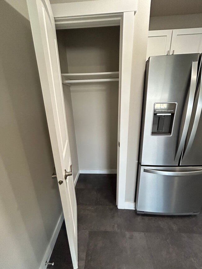 Building Photo - Recently Renovated 2 Bedroom Apartment