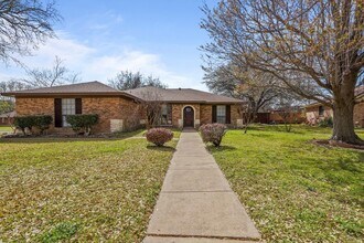Building Photo - Great 4 Bed, 2 Bath Rental in the Heart of...