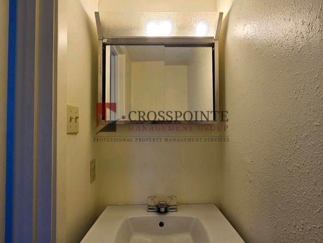 Building Photo - Schedule Your Tour Today! Newly Updated 2/1.5 Townhome in Longview