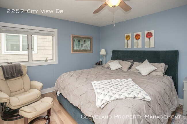 Building Photo - Stylish Tremont Townhome!