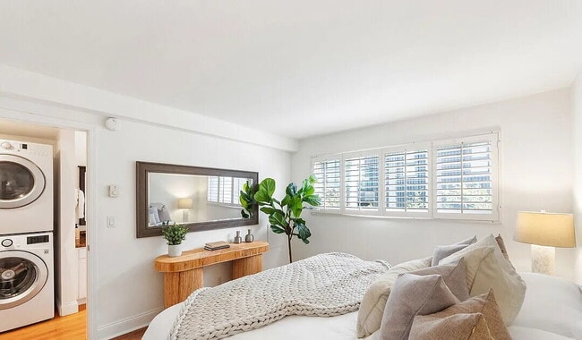 Building Photo - Spacious 1-bedroom  in the heart of Midtown Santa Monica.