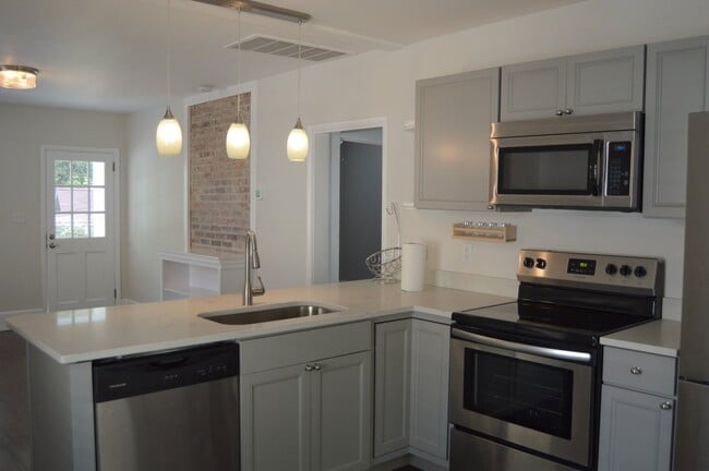 Building Photo - West Asheville Bungalow!