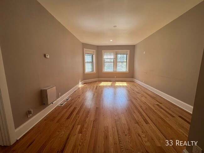Building Photo - 936 Pleasant St