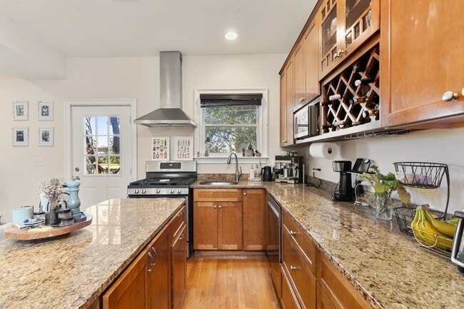 Building Photo - 67 Gates St