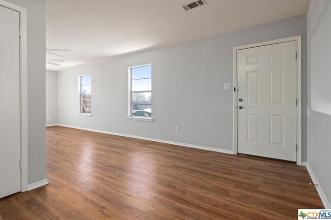 Building Photo - 3 Bedroom Duplex with fenced private yard!