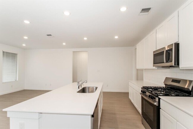 Building Photo - 1908 Ponderosa Pne Ln