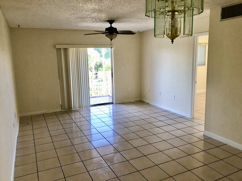 Living room - 11311 SW 200th St