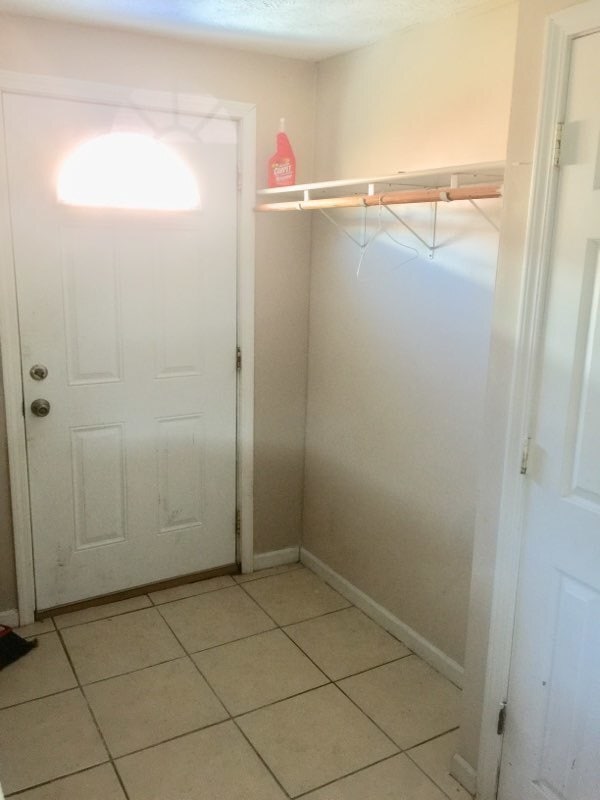 Building Photo - Large 3 Bedroom with 2 Car Garage