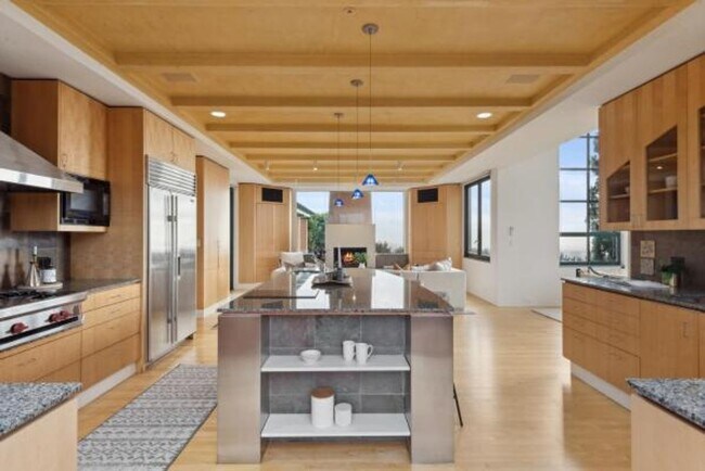 Building Photo - Luxury Living Above The Bay -- Iconic views!