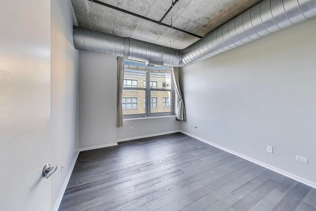 Building Photo - 933 W Van Buren St