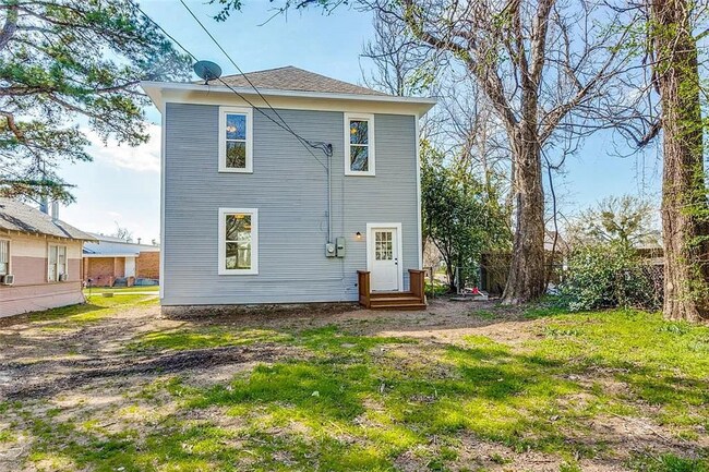 Building Photo - 423 E Sears St