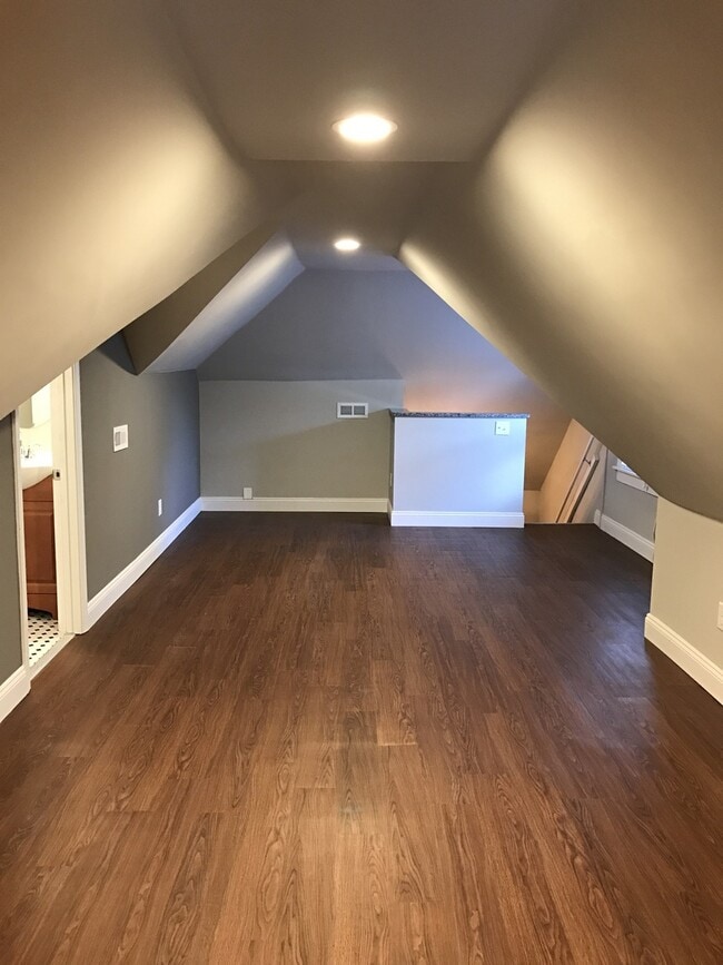 Building Photo - Stunning Large Home near Tower Grove Park