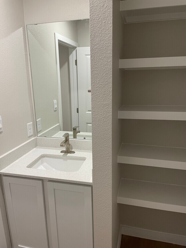 Building Photo - London Home