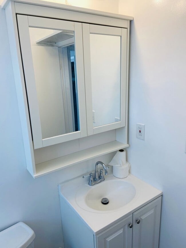 Building Photo - Gorgeous Remodeled Downstairs Apartment w/Patio+Prvt Laundry+Garage+Views of Canals