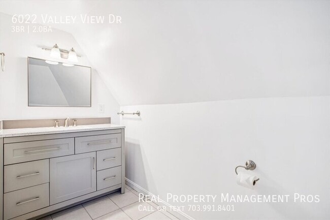 Building Photo - 6022 Valley View Dr