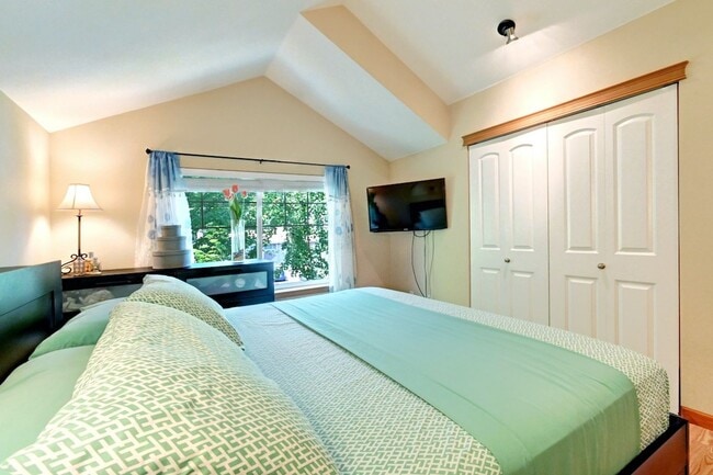 Building Photo - Immaculate Townhome with Private Patio!