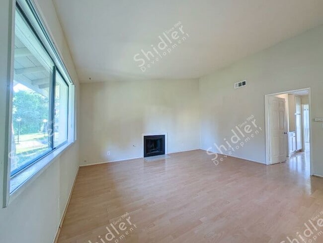 Building Photo - 2 Bed 1 Bath No one Above You
