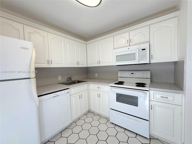 Building Photo - 20400 W Country Club Dr