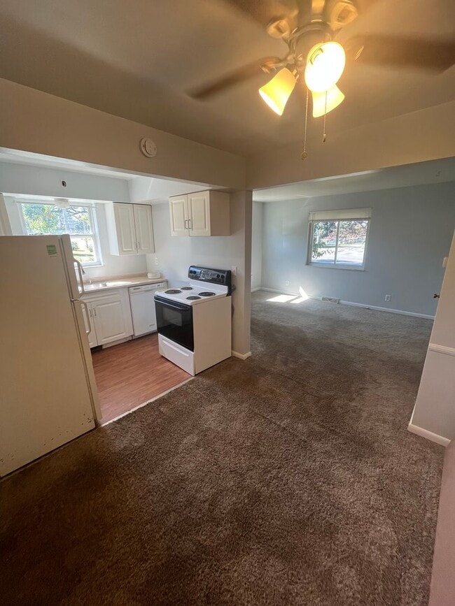 Building Photo - One Bedroom In Deer Park!