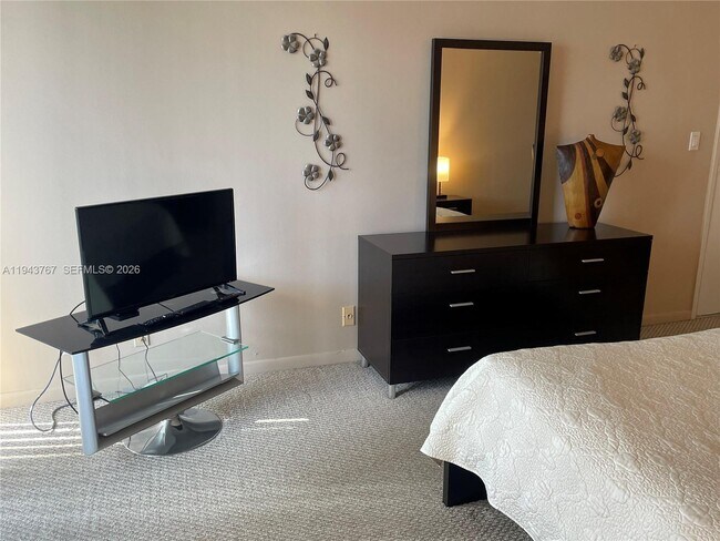 Building Photo - 2625 Collins Ave